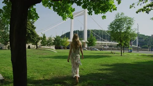 Femme marchant vers le pont Elisabeth