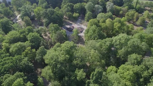 Drohnenansicht des öffentlichen Parks mit Kinderspielplatz in Sofia, Bulgarien