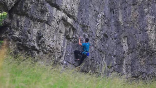 Ein Mann klettert einen Berg hinauf.