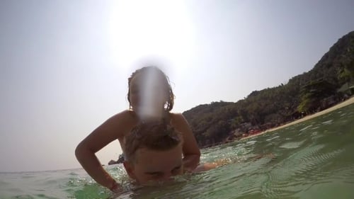 Glückliches junges Paar, das Spaß im Meer hat.