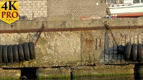 Die Seitenansicht des Ponton Harbo