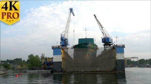 Ein großes Schiff in Reparatur