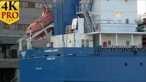 Das neu bemalte große Schiff ist bereit zum Segeln