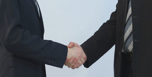 Socios comerciales dándose la mano