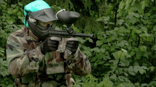 Ein Mann spielt einen Paintball