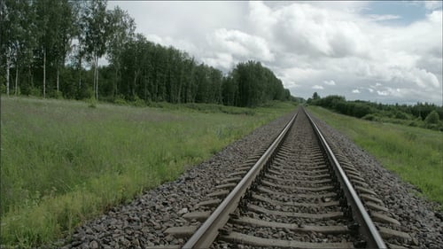 Bahnstrecke eines Zuges mit grünem Gras