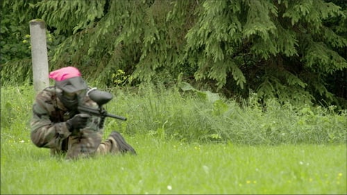 Ein Mann, der mit dem Paintball auf ein Ziel schießt