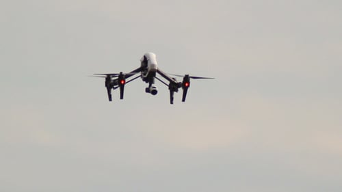 Quadcopter-Drohne fliegt und schwebt