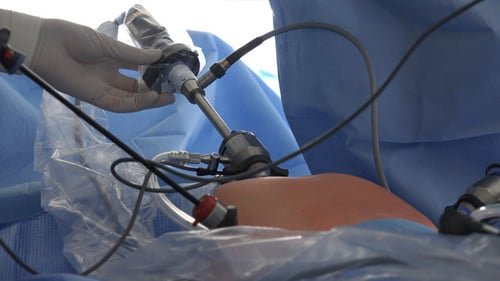 Manos del cirujano y herramientas médicas 5