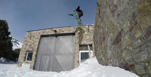 Snowboard Auf einem Dach springen