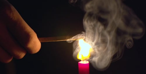 Beleuchtung des Streichholzes mit Kerzenfeuer