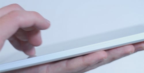 Mann benutzt Touchpad auf weißem Hintergrund
