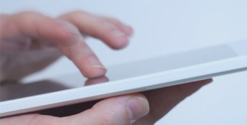Mann benutzt weißes Tablet