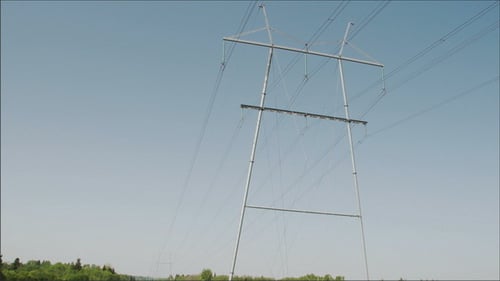 Ein elektrischer Pfosten mit Kabeln