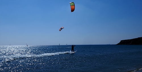 Kitesurfer und ruhiges Meer