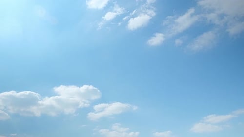 4K Sky Time lapse, clair, très beau ciel bleu doux, blanc roulant