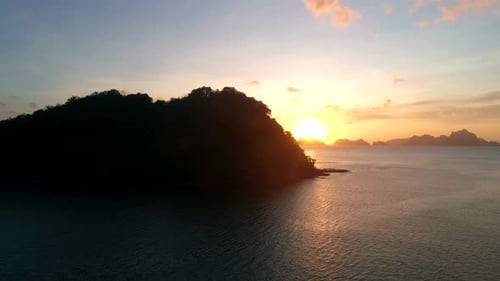 Luftaufnahme von Strand, Meer und Insel im Sonnenuntergang