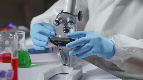 Nahaufnahme einer mikrobiologischen Analyseprobe des Chemietechnikers am Mikroskop