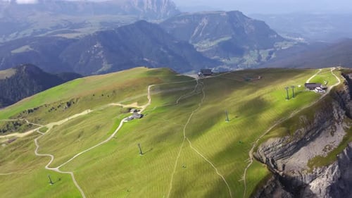 Vue aérienne touristique du sommet de la montagne le long de la montagne Seceda et de l'horizon sans fin