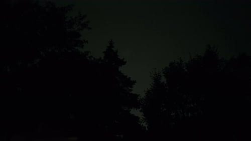 Chuva forte com trovões e relâmpagos em uma rua residencial suburbana