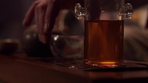 Nahaufnahme eines Teehändlers, der sich darauf vorbereitet, eine Teeverkostung in seinem Geschäft abzuhalten. Orte Cups, a