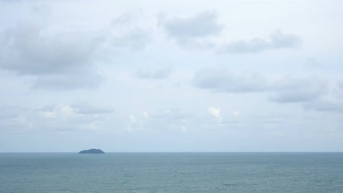 Wunderschöner tropischer Strand, Meer, Meer mit blauem Himmel und weißer Wolke