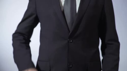 You're Hired Auf Tafel geschrieben, Geschäftsmann hält Schild, Geschäftskonzept