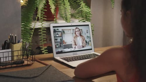 Fille afro ayant une leçon en ligne via un ordinateur portable