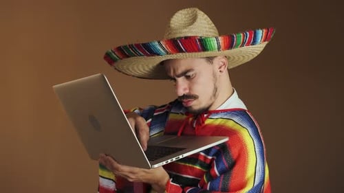 Joven mexicano con poncho y sombrero multicolores
