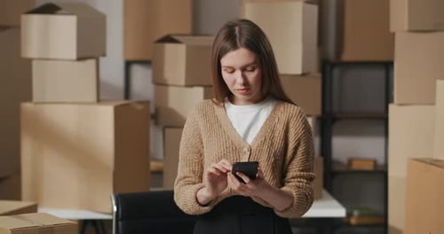 Smm Managerin Frau kommuniziert im Online-Chat in sozialen Netzen mit Kundenporträt im Lager
