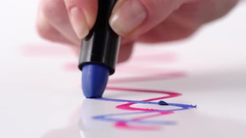 Weibliche Handzeichnung mit blauem Lippenstift