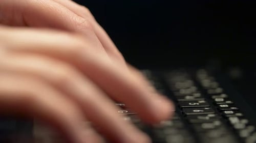 Nahaufnahme weiblicher Hände beim Tippen auf Laptoptastatur