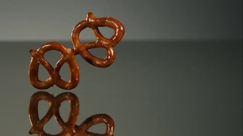 Pretzels cayendo y rebotando en cámara ultra lenta