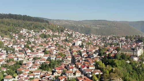 Drohne fliegt über die Altstadt mit Häusern mit roten Dächern