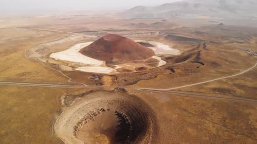 Nave espacial aterrizando cerca de un cráter volcánico