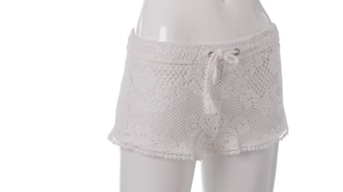 Maniquí giratorio en pantalones cortos de encaje.