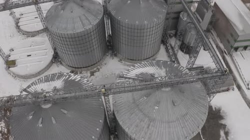 Vue aérienne : énormes réservoirs du complexe d'élévateurs d'alimentation