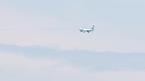Düsenflugzeug nähert sich vor der Landung