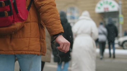 Un fugitif a réussi à échapper à la prison tente de se cacher parmi le public de la rue