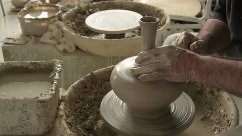 Potter moulant un vase de boue