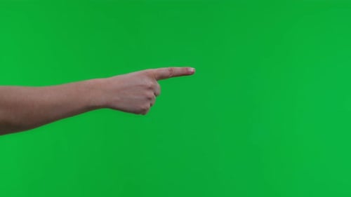 Weiblicher Zeigefinger auf grünem Hintergrund zeigt zur Seite