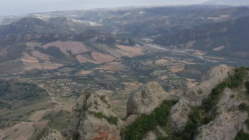 Luftaufnahme des Berges Tre Pizzi in Kalabrien, Italien.