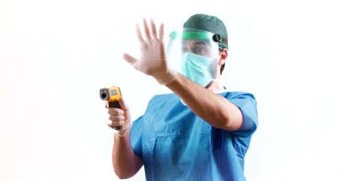 Arzt mit Laserthermometer für Coronavirus