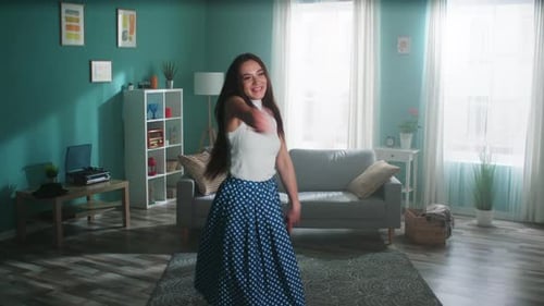 Mujer activa baila en casa