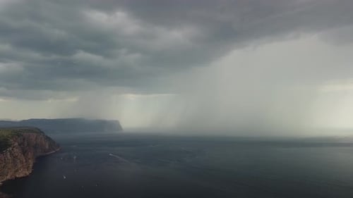 Luftaufnahme von Regenwolken über dem Meer, Ozean, Schwarze Wolken bei schlechtem Wetter, Tag über der Meeresoberfläche