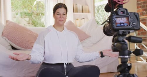 Mujer bloguera caucásica haciendo un Vídeo en casa