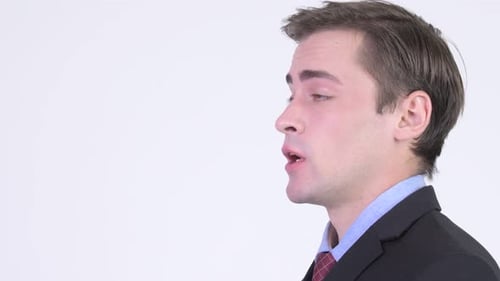 Profilansicht des interviewten jungen gutaussehenden Geschäftsmannes