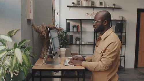 Mann tippt am Computer