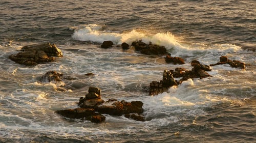 Goldenes Meerwasser auf den Felsen