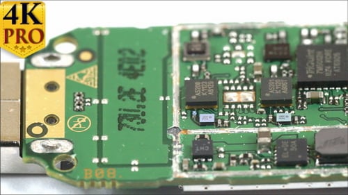 Näherer Blick auf die Mikrochips eines USB